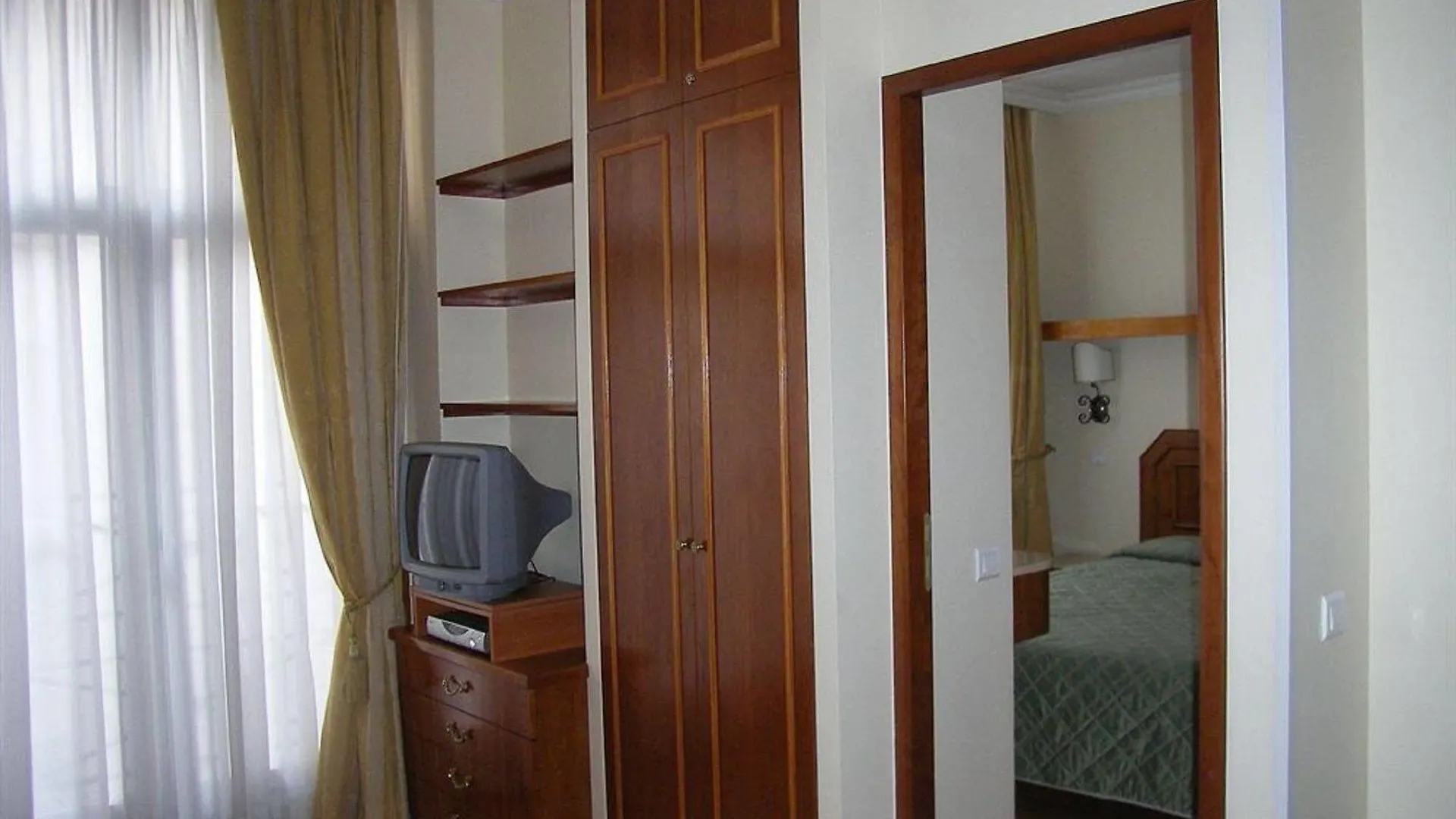 Hotel Arc De Triomphe