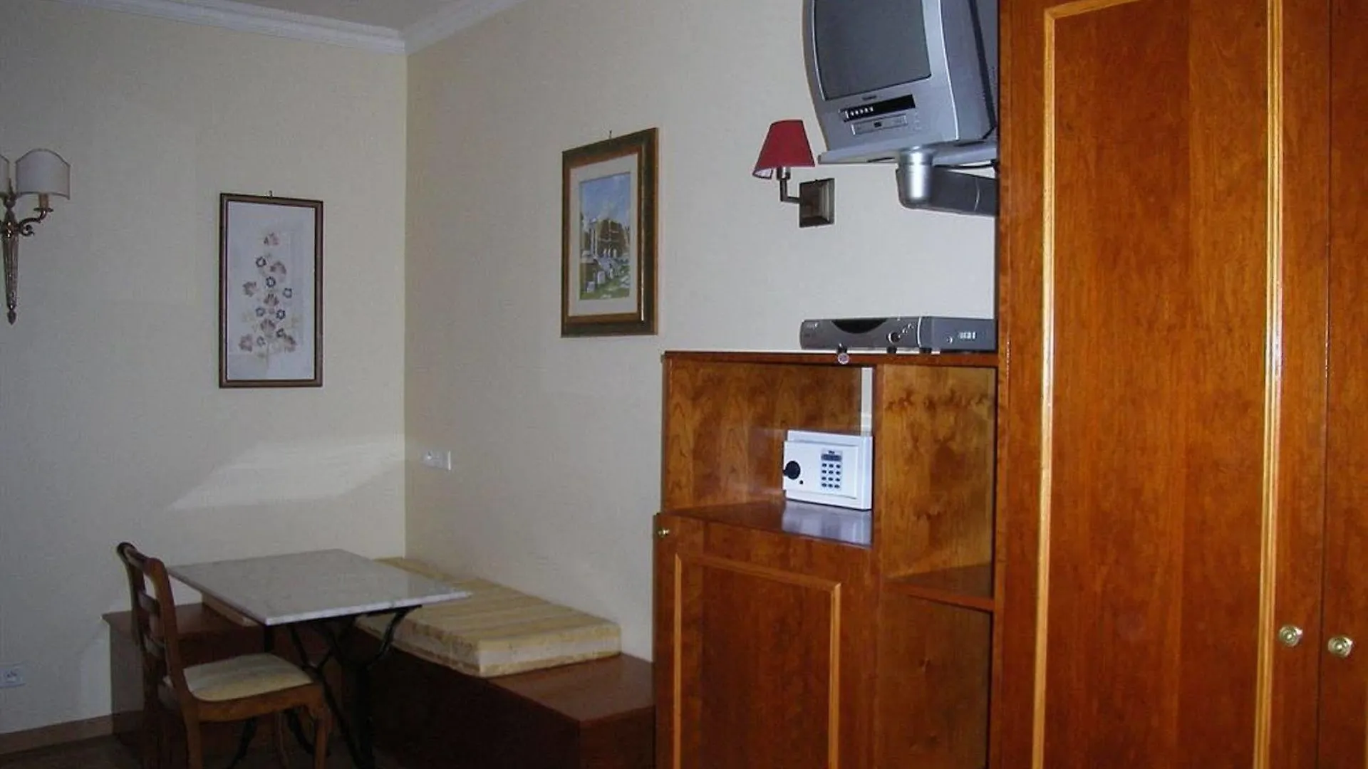 Arc De Triomphe Hotel